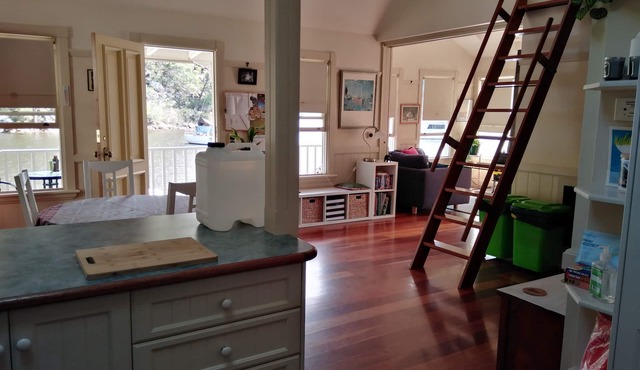 Colonial cottage on waterfront,only 40 minutes from CBD