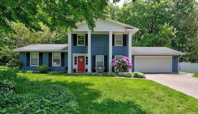 Colonial Cottage | Hot Tub | Sauna | Fire Pit