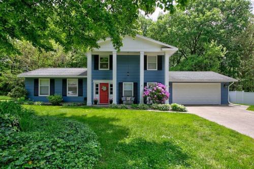 Colonial Cottage with Hot Tub & Sauna-Family Friendly