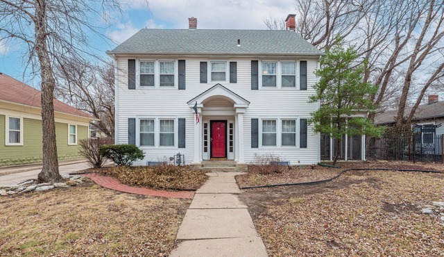 Colonial gem in College Hill. Spacious 4-bed 2 bath house in Wichita