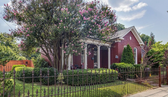 Colonial Germantown/Downtown Nashville- 4 BR 3 BA- SLEEPS 8 -Great Garden-