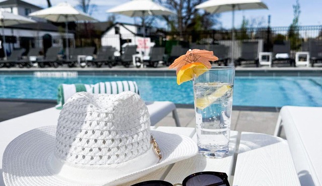 Colonial Hotel & Suites - Standard Queen