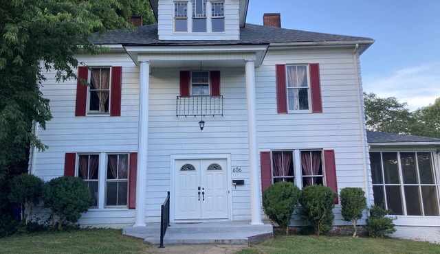 Colonial house in downtown N Wilkesboro NC with fireplace