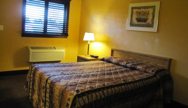 Colonial Inn Mercer-Grove City