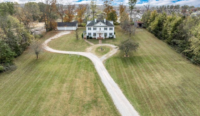 Colonial Manor ~ Newly Improved ~ CLEAN ~ Family Estate ~ Easy 30 min drive to Nashville or Franklin