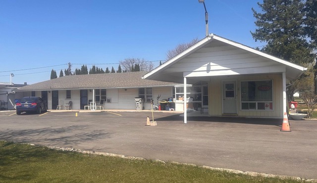 Colonial Motel