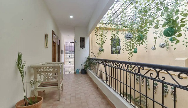 Colonial Oasis: Stylish Retreat with Free WiFi and Invigorating Hot Water