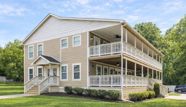 Colonial on Crane: (WHOLE HOME) Hot tub, pet friendly, and boat dock included