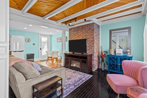 Colonial Row 3B, Off-Street Parking, Private Patio