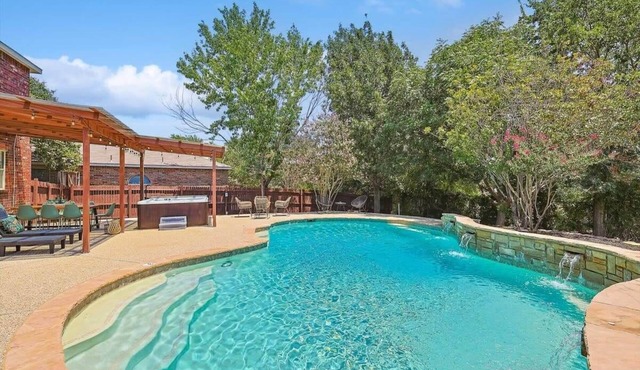 Colonial Style Retreat ft Pool, Cinema, jacuzzi