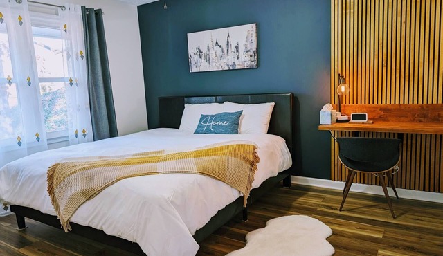 Colony Home for Family Groups - Patio, Workspace