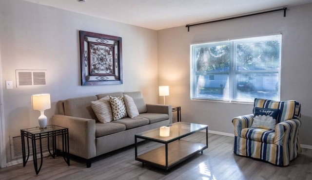 ~Color Casa Sleeps 10 Near NAS Jax~