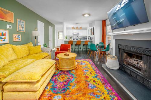 Color Pop Cottage Stylish 2BR with 2 Parking Spots