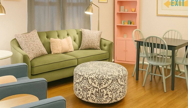 ★ Color Splash 2BR – Cozy, Cute Comfort, Close to KU ★