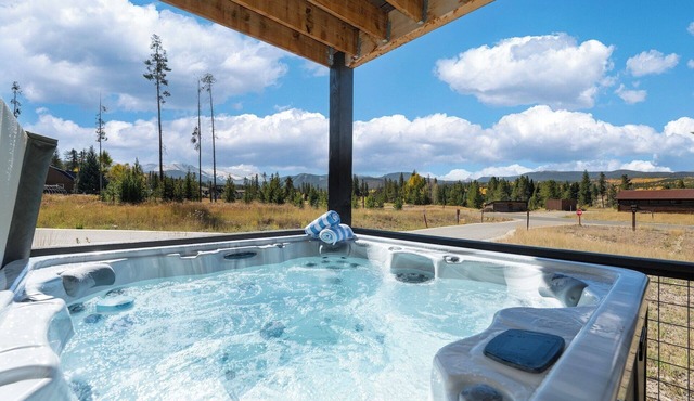 Colorado Mountain Rendezvous: Cozy Luxe Townhome w/Hot Tub + Winter Park Views