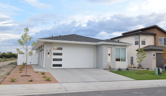 Colorado Riverwalk Resort! Centrally located-direct access to Riverfront Trail