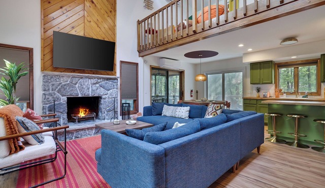 ColorBLOCK Cabin: Spacious 5BD, 2 Hot Tubs, Lake, Sauna, GameRms,Big Deck, AC