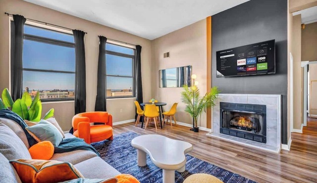 Colorful 2Bed Apt Heart of Downtown Lake Views