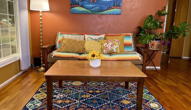 Colorful 50's Ranch in the Heart of Eugene