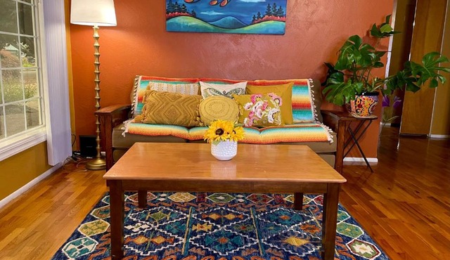 Colorful 50's Ranch in the Heart of Eugene