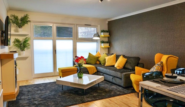 Colorful and Contemporary Apartment Free Car Park