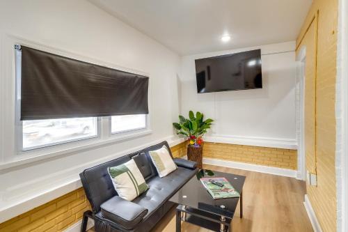 Colorful and Convenient Darby Apt, 7 Mi to Stadiums!