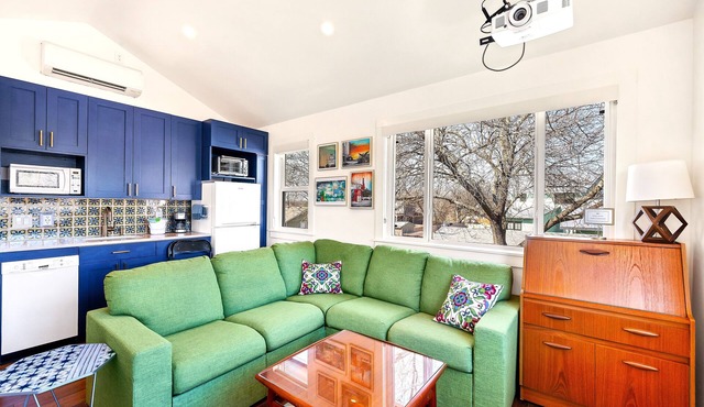 Colorful and Cozy★King Bed ★Near UT, Domain, Downtown