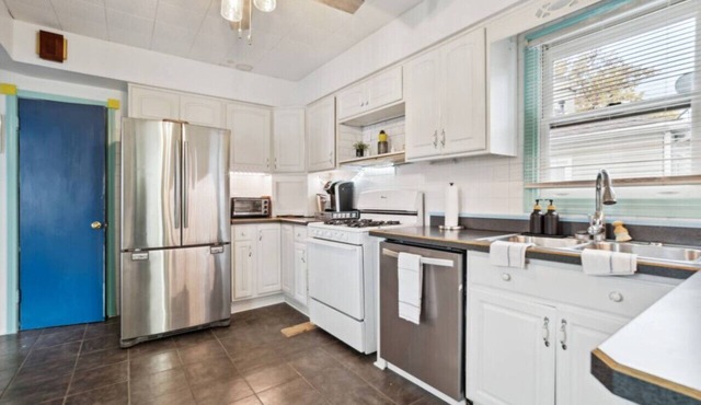 Colorful and Quiet - 3-Bedroom Cottage Home in Mayfield Heights