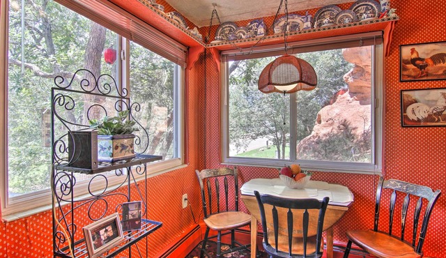 Colorful Bungalow By Pikes Peak/Garden of the Gods