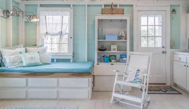Colorful clapboard cottage perfect for 2!
