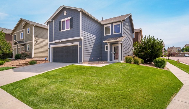 Colorful Co Spgs—30+ Night Stay, Mt Views, Garage, Self Check-In, Fully Equipped