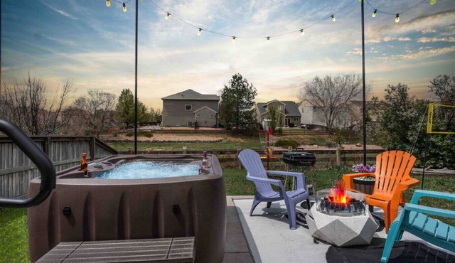 Colorful Colorado house by DIA Airport Rockies & Downtown!