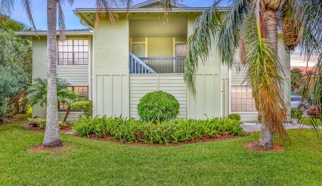 Colorful condo w/shared pool, free WiFi, central A/C - blocks from the beach