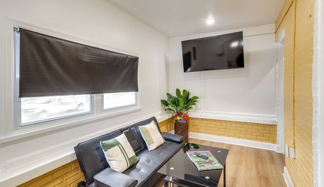 Colorful & Convenient Darby Apt, 7 Mi to Stadiums!