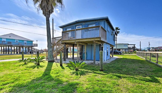 Colorful Cottage - 1 Mi to Surfside Beach Access!