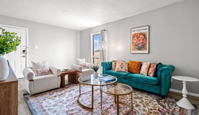 *Colorful Cozy Escape w/Grill