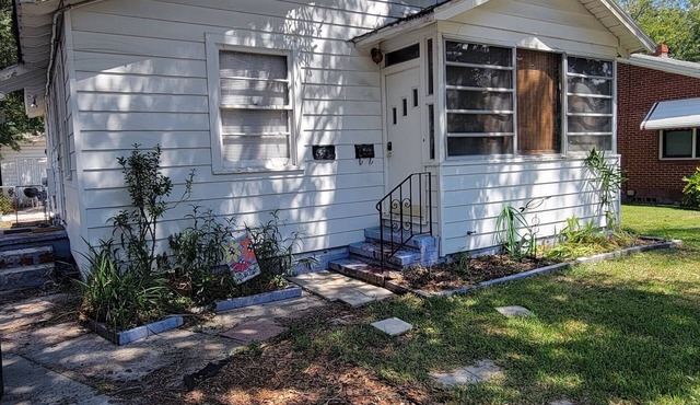 Colorful Family Friendly, Pet Friendly Bungalow, Sleeps 6 - Jacksonville, FL