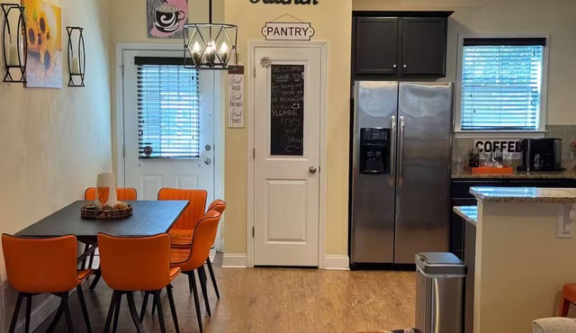 Colorful home sleeps 8-10