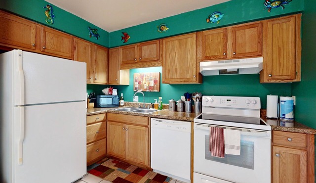 Colorful home with water view, close to river access, fishing, with WiFi, AC