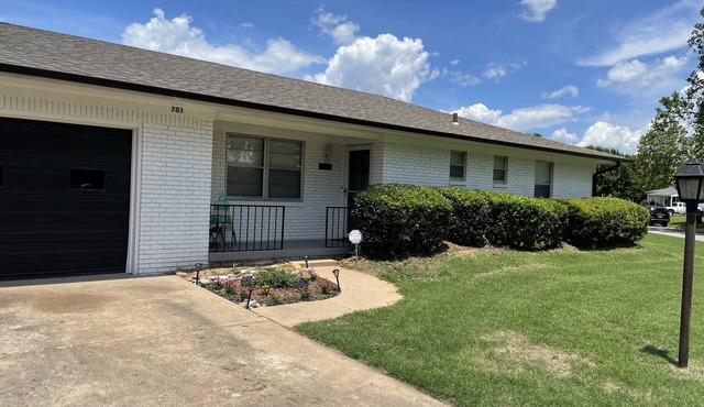 Colorful Jenks House - By Aquarium and Downtown