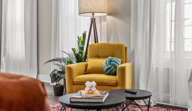 Colorful King Bed Apt w/Large Kitchen and Game Room