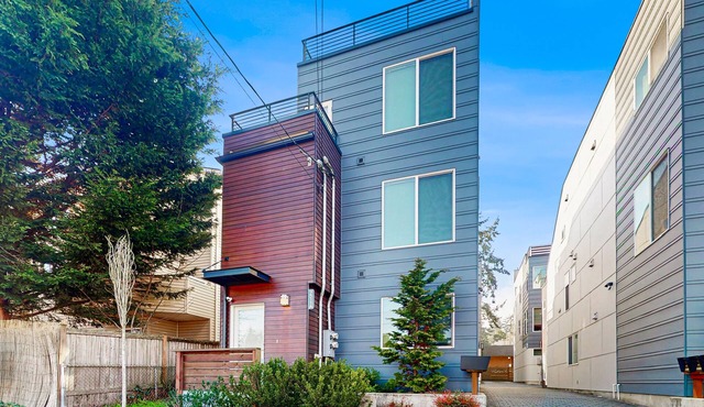 Colorful luxury home with rooftop patio & BBQ grill, board games, & more!
