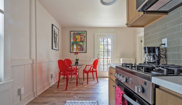 Colorful Modern Hideaway In Downtown Woodstock - AC & WiFi