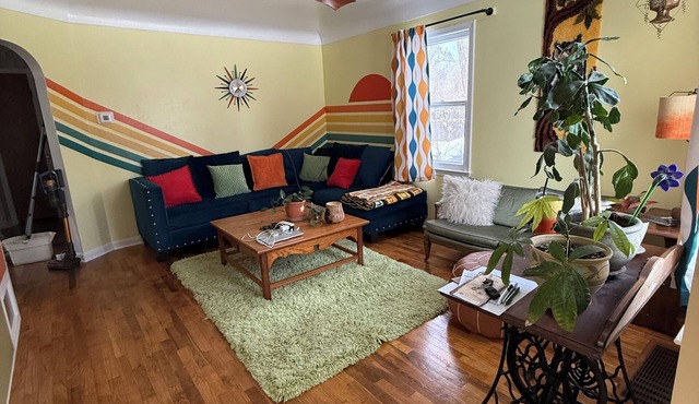 Colorful Quirky 2-bdrm house. Sleeps 6. Private yard. 2 miles from dwtn GR.