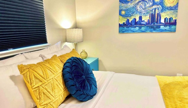 Colorful Retreat, w/Firepit and 2 TV's. By Royal Oak!