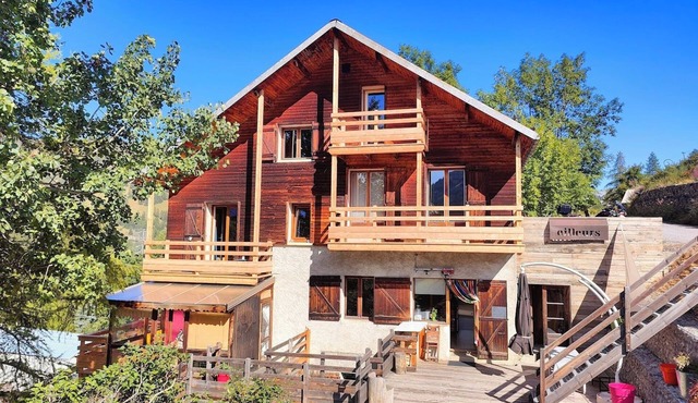 Colorful, self-contained Père Castor apartment in the center of Molines