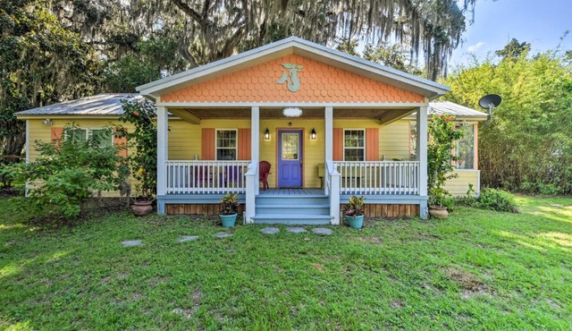 Colorful St Marys Home Walk to Waterfront!