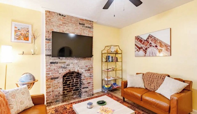 Colorful Townhouse Near Downtown Columbus - Designed for Travel & Work