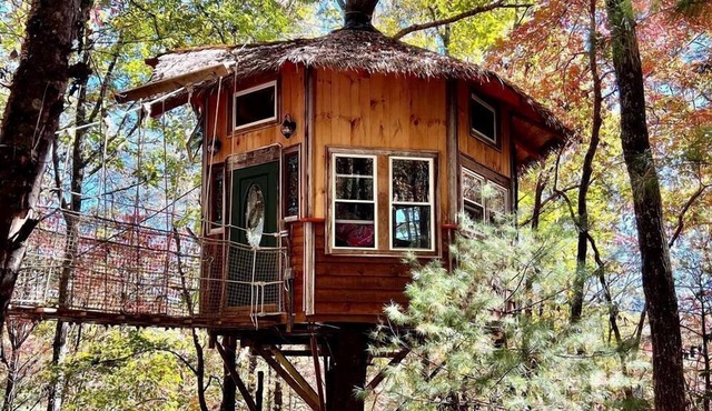 Colorful Treehouse with Beautiful Mountain Views in Copperhill, Tennessee