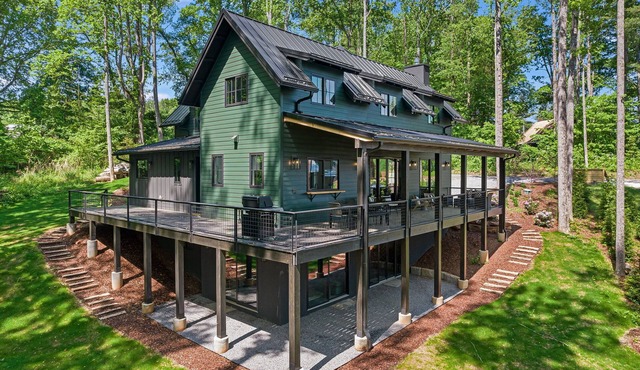 Colorscape | Bright 4BR Mountain Retreat w/Hot Tub, Ping Pong & Biltmore Pass